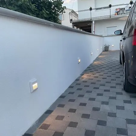 아파트 In With Balcony, Air Conditioning, Wi-fi 피로바츠