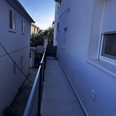 アパート In With Balcony, Air Conditioning, Wi-fi