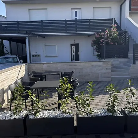 In With Balcony, Air Conditioning, Wi-fi Lägenhet Pirovac