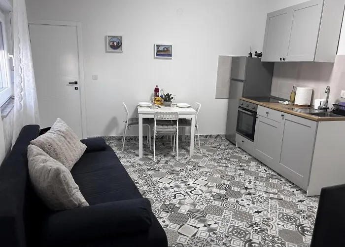 アパート In With Balcony, Air Conditioning, Wi-fi